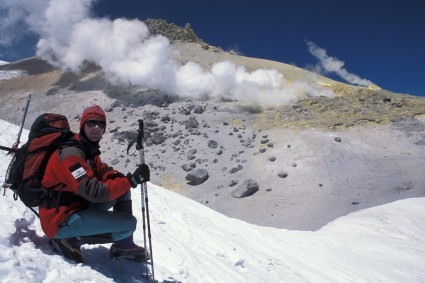 Waldemar com fumarola do Guallatiri ao fundo. Foto de Javier Contreras.