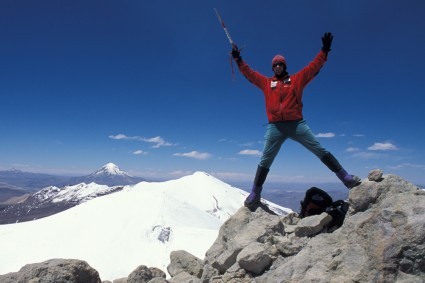 Waldemar Niclevicz no cume do Guallatiri, o Sajama aparece ao fundo. Foto de Javier Contreras.