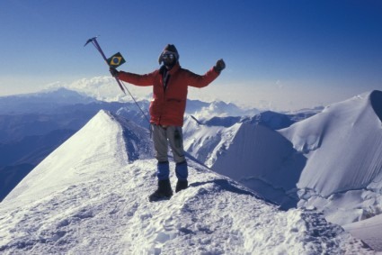 Waldemar Niclevicz no cume do Illimani, Bolivia. Foto de Marcelo Aguiar.