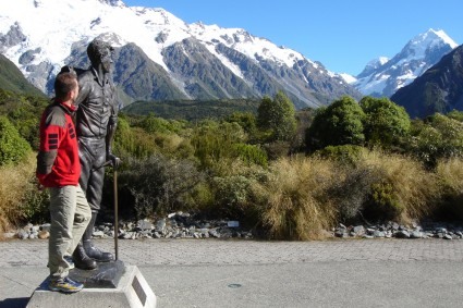 Waldemar Niclevicz junto com Edmund Hillary, contemplando o Mont Cook que surge ao longe, do lado direito. Foto de Marty Beare.