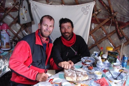 Waldemar e Irivan comemorando a escalada do Lenin (7.134m), Quirguistao