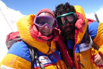 Waldemar Niclevicz e Irivan Gustavo Burda no cume do Makalu (8.463m). Foto de Santiago Quintero.