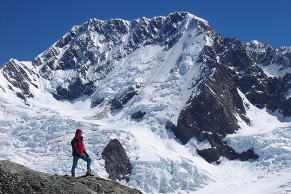 Waldemar Niclevicz com o Mont Cook, ao lado do Refugio Plateau. Foto de Marty Beare.