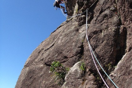 Waldemar Niclevicz escalando a Caroço da Esfinge, Marumbi, PR.