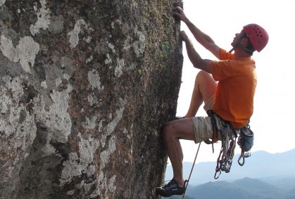 Waldemar escalando a Teto do Jardim, Marumbi, PR. Foto de Val.