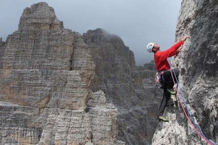 Waldemar Niclevicz escalando o Campanile Basso, Brenta, Dolomitas, Itália. Foto de Eiki Igaki.