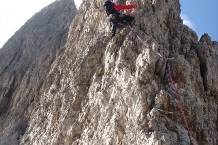 Waldemar escalando o Pollice (Polegar). Foto de Eiki Higaki.