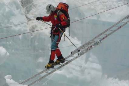 Waldemar Niclevicz na Cascata de Gelo do Everest, Nepal. Foto de Irivan Burda.