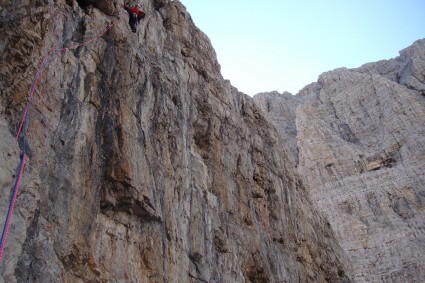 Waldemar na parte mais difícil do Diedro Fehrman, Brenta. Foto de Eiki Higaki.