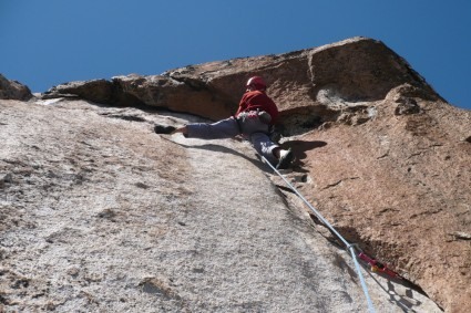 Waldemar escalando a Objetivo Luna (150m, 6b), no Cohete Lunar. Foto de Flávio Cantelli.