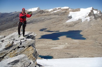 Waldemar Niclevicz no alto do Pulpito del Diablo, Sierra Nevada del Cocuy, Colômbia. Foto de Jaime Franco.