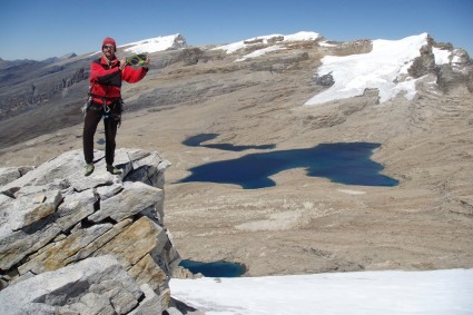 Waldemar Niclevicz no alto do Pulpito del Diablo, Sierra Nevada del Cocuy, Colômbia. Foto de Jaime Franco.