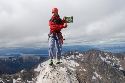 Waldemar Niclevicz no cume da Torre Principal. Foto de Flávio Cantelli.