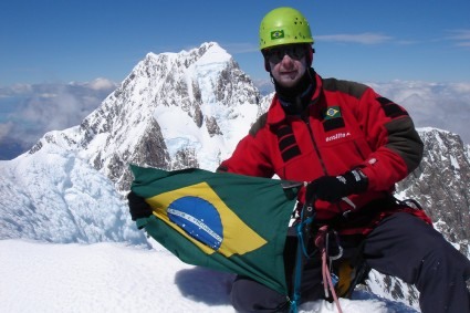 Waldemar Niclevicz no cume do Mont Tasman, Mont Cook ao fundo. Foto de Marty Beare.