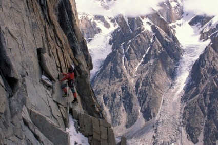 Waldemar Niclevicz no início da escalada da Trango Tower. Foto de Irivan Burda.