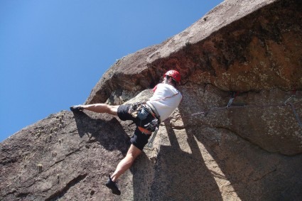 Waldemar Niclevicz superando o teto da Caroço da Esfinge, Marumbi, PR.