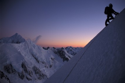 Amanhecer durante a escalada do Mont Cook, à esquerda e ao fundo a pirâmide do Tasman. Foto de WN.