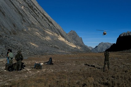 Chegando de helicóptero na base da parede do Carstensz. Foto de WN.