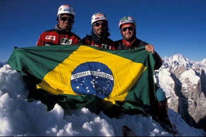 Marcelo Santos, Irivan Gustavo Burda e Waldemar Niclevicz no cume da Trango Tower (6.251m), Paquistão. Autoretrato.