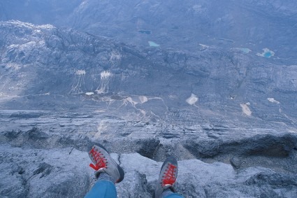 Fiz esta foto sentado no cume do Carstensz, na direção da ponta do meu pé direito está o acampamento-base, 700 metros abaixo. Foto de WN.