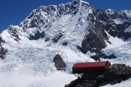 O Refugio Plateau com o Mont Cook acima. Foto de WN.