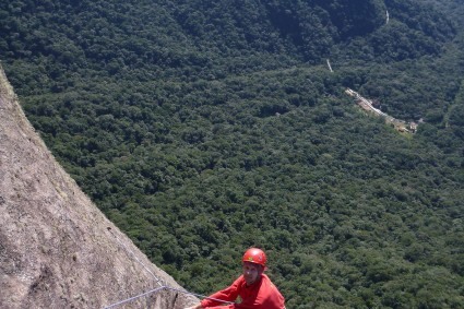 Escalando a Maria Buana, boa opção para retomar o ritmo das escaladas. Abaixo, ao fundo e à direita, no belo manto verde da Floresta Atlântica, se destaca a estação de trem do Marumbi. Foto feita pelo bom amigo Chiquinho!