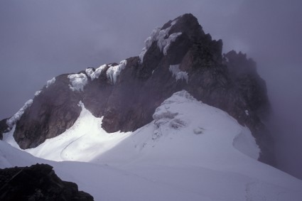 A Punta Alexandra (5.092m), vista do Punta Margherita (5.109m), Monte Ruwenzori, Uganda. Foto de Waldemar Niclevicz.