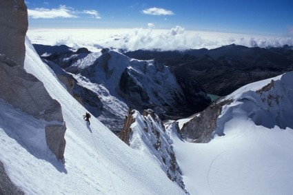 A escalada do Chachacomani, uma das mais belas montanhas da Bolívia. Foto de Waldemar Niclevicz.