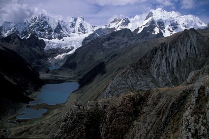 A Laguna Jahuacocha abaixo, local do campo base para o Yerupajá. Foto de Waldemar Niclevicz.