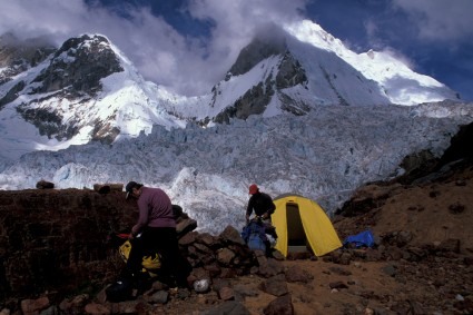 Acampamento Morena no Yerupaja. Foto de Waldemar Niclevicz.