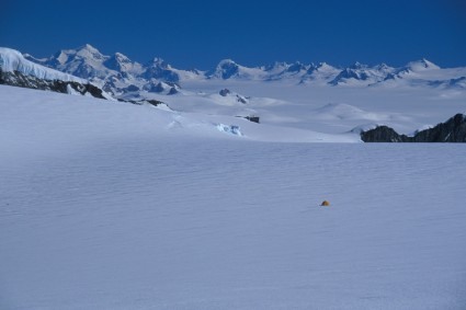 Em meio da imensidão do gelo, a pequena barraca de onde fizemos o nosso ataque ao cume. Foto de Waldemar Niclevicz.
