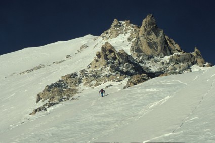 Acima dos 7.600m, rumo ao cume do Shisha Pangma. Foto de Waldemar Niclevicz.