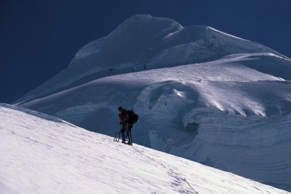 Alain Mesili escalando o Cololo, Apolobamba. Foto de Waldemar Niclevicz.