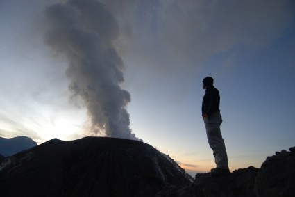 Amanhecer no Vulcão Santaguito, Guatemala. Foto de Waldemar Niclevicz.