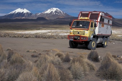 O caminhão Andino com os "Payachatas" (gêmeos), Parinacota e Pomerape. Foto de Waldemar Niclevicz.
