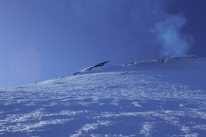 As suaves encostas que nos levam ao cume do Villarrica, Chile. Foto de Waldemar Niclevicz.