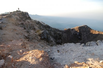 Cume do Tajumulco, à direita a sua cratera. Foto de Waldemar Niclevicz.