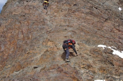 Descendo do Tarija rumo ao Pequeno Alpamayo. Foto de Waldemar Niclevicz.