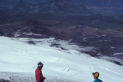 Eduardo e Guilherme no cume do Villarrica, Chile. Foto de Waldemar Niclevicz.