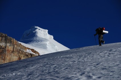 Entre a sobra e o sol, a crista que leva ao cume do Pan de Azucar. Foto de Waldemar Niclevicz.