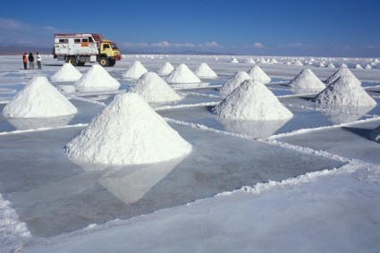 Extração de sal no Salar de Uyuni, Bolívia. Foto de Waldemar Niclevicz.
