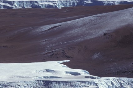 Interior da cratera do Kilimanjaro. Foto de Niclevicz.