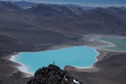 A Laguna Verde abaixo do Lincancabur. Foto de Waldemar Niclevicz.