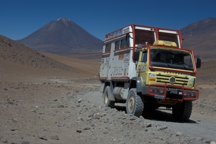 Lincancabur com o caminhão Andino. Foto de W. Niclevicz.