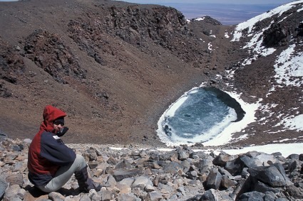 Julio Aracheski contempla a laguna que existe dentro da cratera do Lincancabur. Foto de Waldemar Niclevicz.