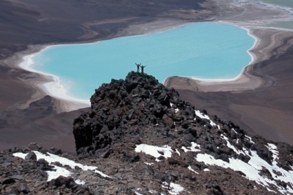 A Laguna Verde, vista das proximidades do cume do Lincancabur. Foto de Waldemar Niclevicz.