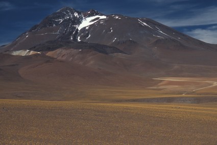 O Llullaillaco visto das proximidades da Mina La Escondida. Foto de Waldemar Niclevicz.