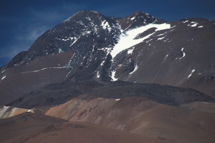 O grande Llullaillaco, uma das maiores montanhas das Américas. Foto de Waldemar Niclevicz.