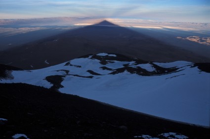 A sombra do Llullaillaco ao amanhecer, vista durante o ataque ao cume. Foto de Waldemar Niclevicz.