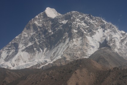 O Makalu visto durante o vôo de helicóptero, chegando no acampamento-base. Foto de Waldemar Niclevicz.